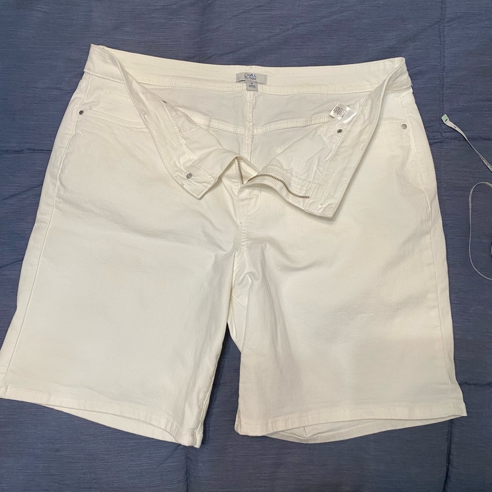 Croft & Barrow Womens White Flat Front Shorts size 18 never worn